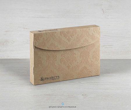 Box Raccoglitori Ecologici eleganti in cartoncino riclato, vista frontale, patella chiusa.